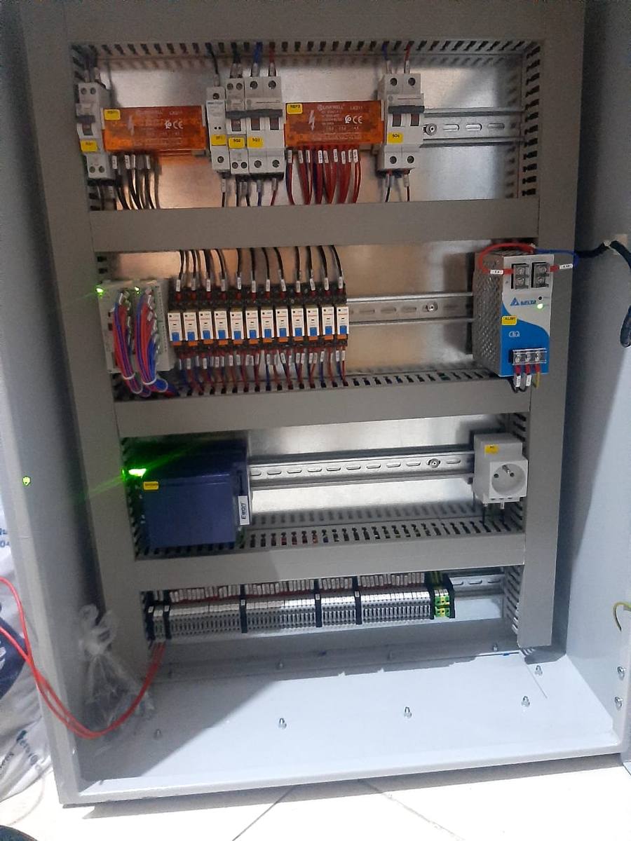 Armoire de commande en atelier