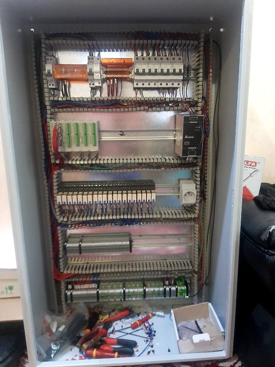 Armoire électrique en cours de câblage en atelier