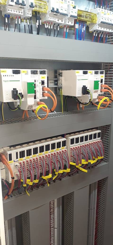 Automates Schneider câblés dans une armoire